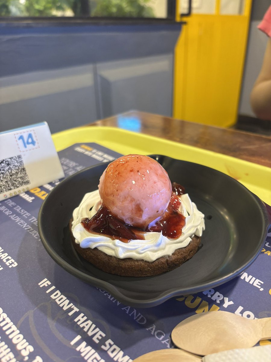 BharaviYadav's tweet photo. Tried the valentine special menu at @PolarBearSundae at their Madhapur outlet! As much as the place smelled exotic, the icecream range needs improvement. The strawberry cookie was a bit underwhelming! 6/10 overall. 🍓🍪 https://t.co/PrpDdKKmsp