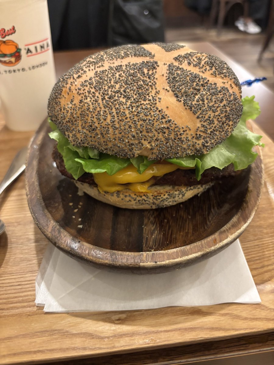 厚切りチェダーチーズベーコンバーガー！
グヮバジュースにクラムチャウダーを添えてw

(((o(´,,• ∀ •,,｀)o)))🍔