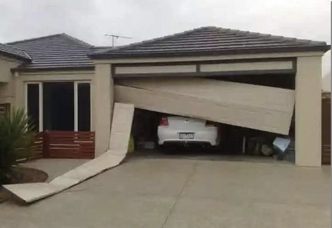 Mentre andava a letto, la donna di 81 anni disse al marito di 83:

«Senti, ho appena guardato fuori dalla finestra e mi sembra che la luce del garage sia accesa. Puoi alzarti e andare a spegnerla?»

Con grande difficoltà, il vecchio si alzò, aprì la porta e uscì. Vide cinque o