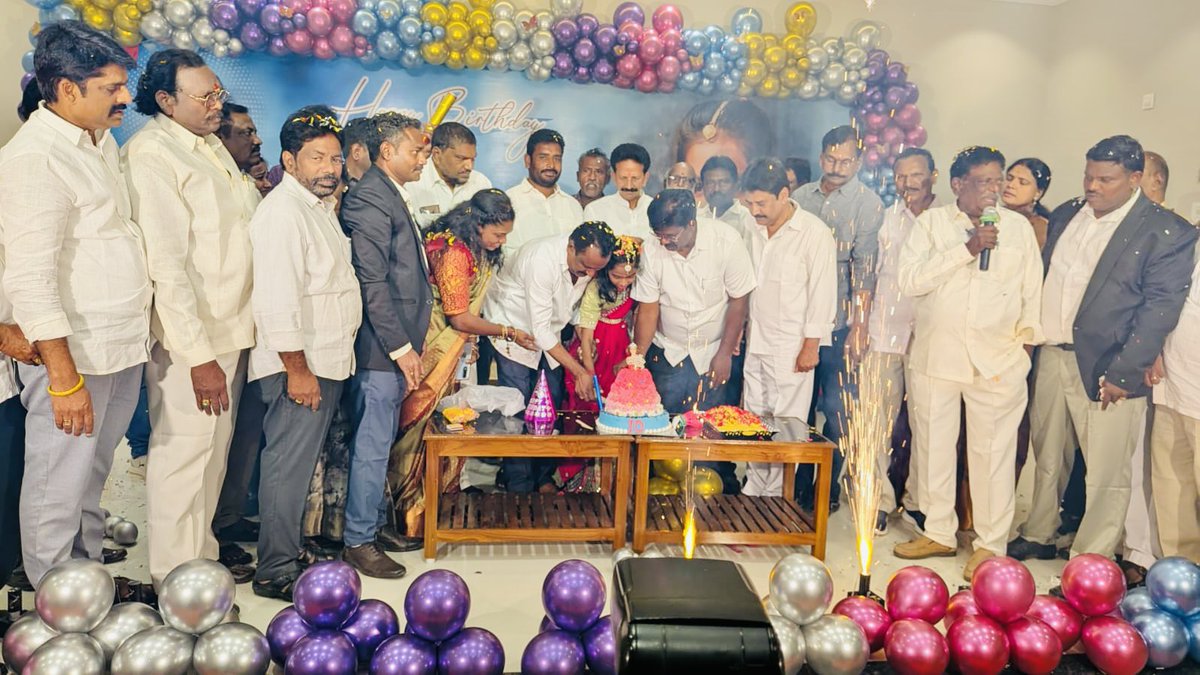 పి. గన్నవరంలో సరికొత్త వసతులతో అందుబాటులోకి వచ్చిన ఎస్.ఎస్.ఎస్. (SSS) మినీ కన్వెన్షన్ హాల్ ను శనివారం ప్రారంభించడం జరిగింది. 
స్థానిక ప్రజలకు శుభకార్యాల నిర్వహణలో ఈ హాల్ ఎంతగానో ఉపయోగపడుతుందని ఆశిస్తున్నాను.
#NewInauguration #PGannavaram #MLAAnandarao #Growth
#andhrapradesh