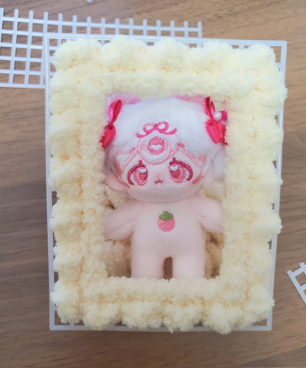 dddollkwii's tweet photo. 助けてベベちゃん　��だ編みつけ終わってないパーツがたくさんあるよ
「人間が始めた物語なのに…」という顔しておられる https://t.co/uTBWt658ke