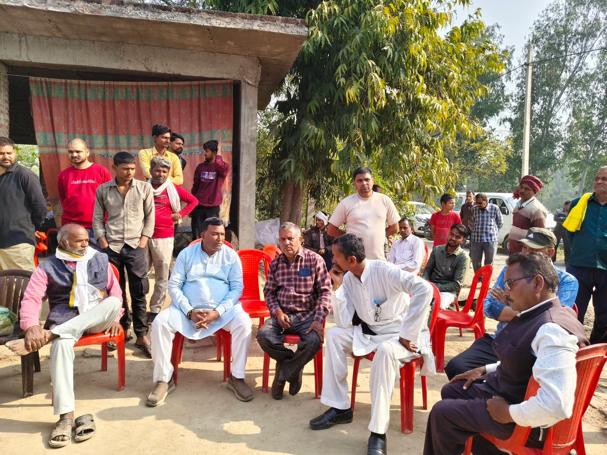 विधानसभा बांगरमऊ के ग्राम लखनापुर निवासी श्री लाल सिंह के निधन की दुःखद सूचना पर उनके निवास पर पहुँचकर शोकाकुल परिजनों से भेंटकर शोक संवेदना व्यक्त की।
 ईश्वर दिवंगत आत्मा को अपने श्रीचरणों में स्थान प्रदान करें और शोक संतृप्त परिवार को इस अपार दुःख को सहन करने की शक्ति दें।