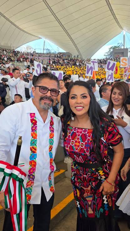 el_inge_bombita's tweet photo. Ahora resulta que dice que el ridículo Antonio Meraz Concha, Presidente de #ocotlan que por denunciarlo "dañamos su imagen". Mejor que se ponga a trabajar correctamente, para que deje de dañar él mismo su horrorosa y c0rrupta imagen. #fuerajara #oaxaca https://t.co/W585xhDn5i