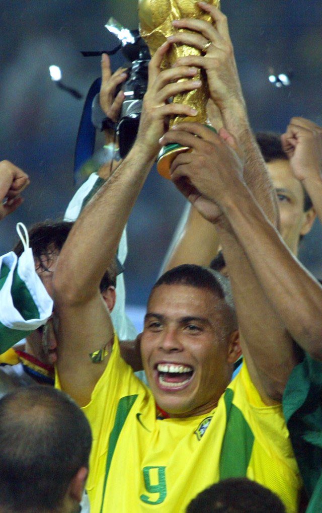 Ronaldo itu memang fenomena. Bukti bahwa kejeniusan bisa menembus batas kemustahilan.

1997 dia meraih Ballon d Or. Lalu, badai mulai datang di November 1999, ia mengalami cedera tendon lutut kanan.

Kembali bermain di final Coppa Italia melawan Lazio pada 12 April 2000, lututnya