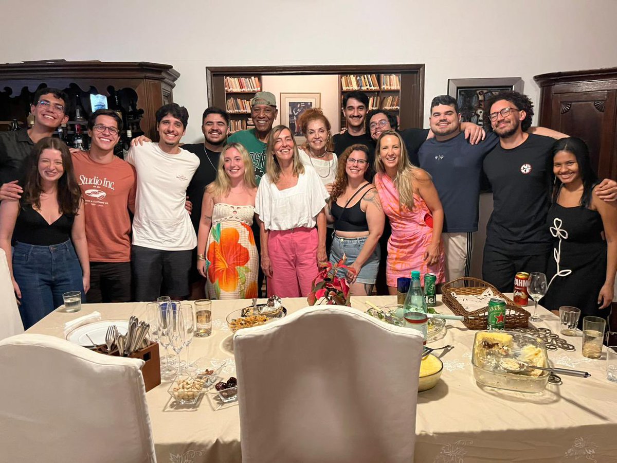 Olha ai os de maconheiros que ajudaram a  Doutora Tatiana Sampaio a criar um medicamento que faz as pessoas voltarem a andar.
Viva o SUS, viva as Universidades Públicas!