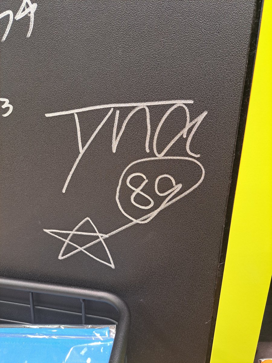 今日のティナ🦁 ティナのサイン欲しいなー。 ティナのサインだけ日付