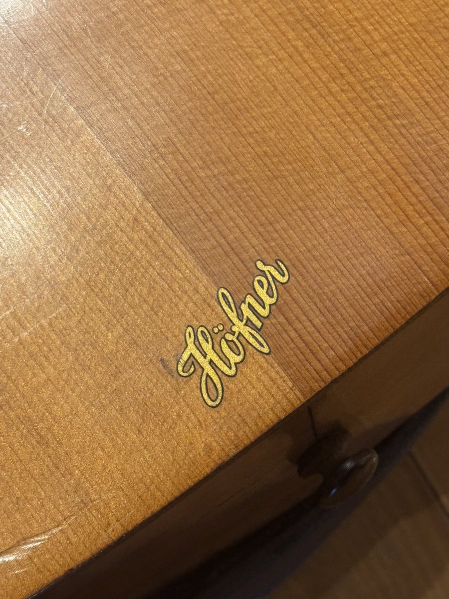 RareStockGuitar's tweet photo. 古いヘフナーにはボディ
にデカールが貼られているモデルがいくつかあります。
Höfnerのフォントが可愛いポイントですね。

#hofner #ビンテージギター　#可愛い　#vintageguitar #Beatles https://t.co/qnlm1YcP4H