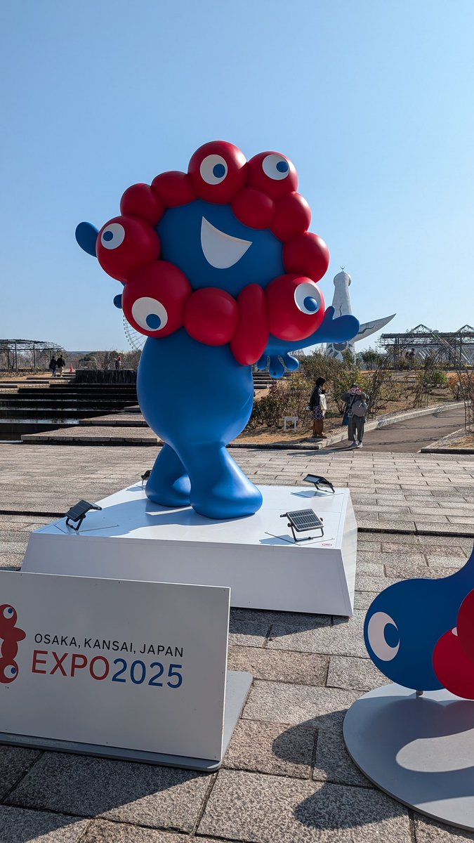 spark_20042002's tweet photo. 2月21日、万博記念公園にミャクミャク像が移設されました‼️
2つの万博のコラボですね🎉🏰

いのち球モニュメントもありました。
天候の良い日に行けて良かった💡 https://t.co/Bh0RmZrZ2H