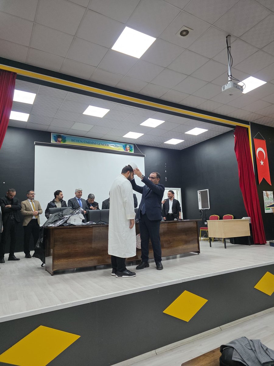 YENİ ATANAN DİN GÖREVLİLERİ CÜBBE GİYDİ
​İlçemizin dini ve manevi hayatına rehberlik etmek üzere atanan yeni din görevlilerimiz, düzenlenen anlamlı bir törenle görevlerine resmen başladılar.