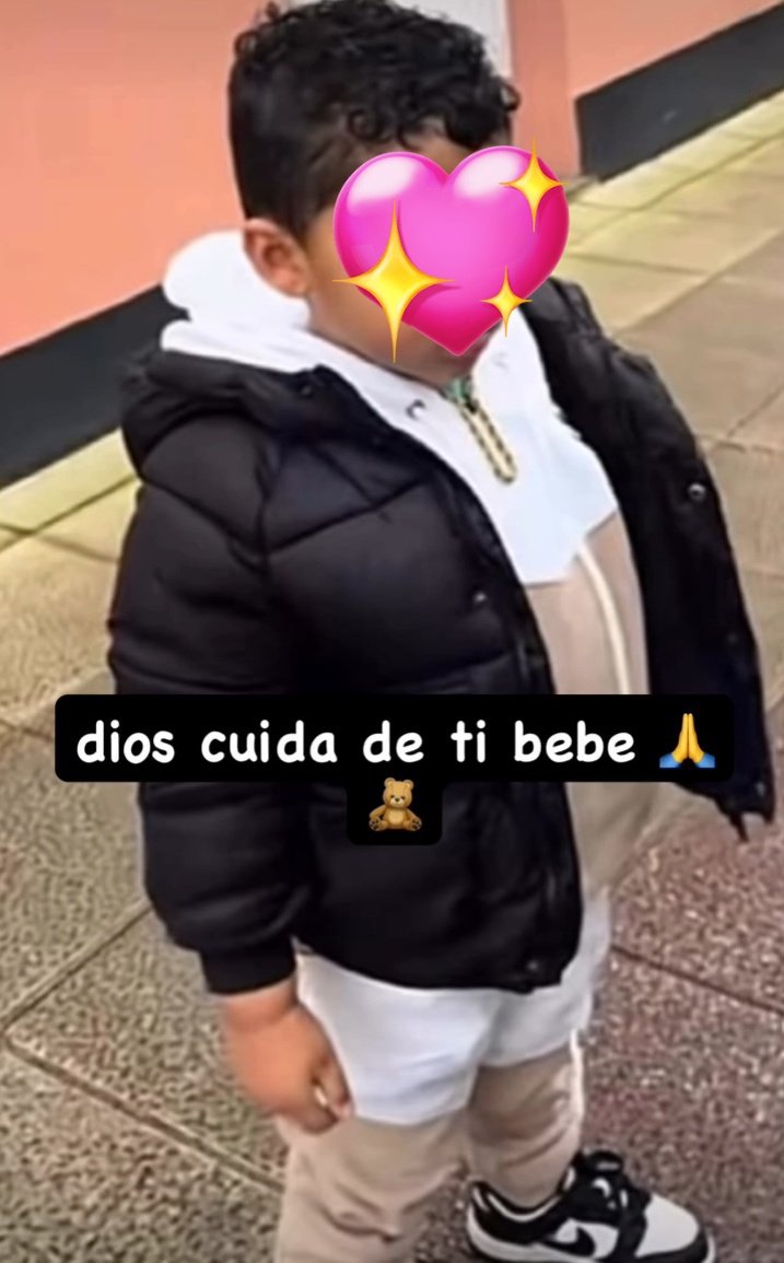 Tiene 3 años ha sido rescatado por un bombero al que han amputado una pierna , su madre se debate entre la vida y la muerte y otro vecino que estaba en su casa también.
Dios mío QUE SE SALVEN LOS 3 OBRA EL MILAGRO 🙏🏼