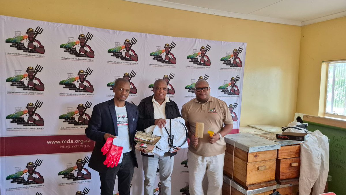 mdevelopmentage's tweet photo. 🐝🍯 On 20 Feb 2026, Mineworkers Development Agency &amp; Siyancuma Local Municipality handed over 280 beehives, PPE, equipment &amp; training certificates to emerging beekeepers in Campbell, Northern Cape.

Part of MDA’s programme that has delivered 7,000+ hives nationwide! 🌱 https://t.co/XFy5zdPWFM