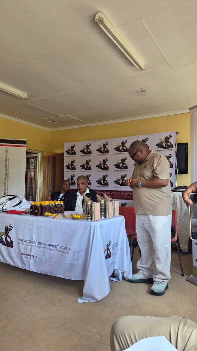 mdevelopmentage's tweet photo. 🐝🍯 On 20 Feb 2026, Mineworkers Development Agency &amp; Siyancuma Local Municipality handed over 280 beehives, PPE, equipment &amp; training certificates to emerging beekeepers in Campbell, Northern Cape.

Part of MDA’s programme that has delivered 7,000+ hives nationwide! 🌱 https://t.co/XFy5zdPWFM