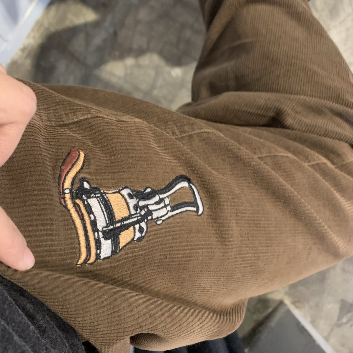 sacrver's tweet photo. guys aku mau preloved longsleeve hammerstout small 150 nego sama baggy conduroy size xl 150 nego

need cepetttt kejuaaal, mengutamakan yang mau cod di area kota bandung yahhh😭❤️ https://t.co/BMBEbKrgVq