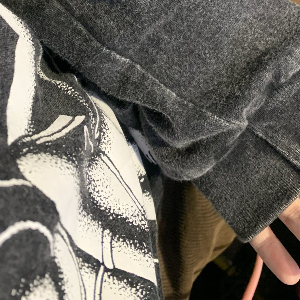 sacrver's tweet photo. guys aku mau preloved longsleeve hammerstout small 150 nego sama baggy conduroy size xl 150 nego

need cepetttt kejuaaal, mengutamakan yang mau cod di area kota bandung yahhh😭❤️ https://t.co/BMBEbKrgVq