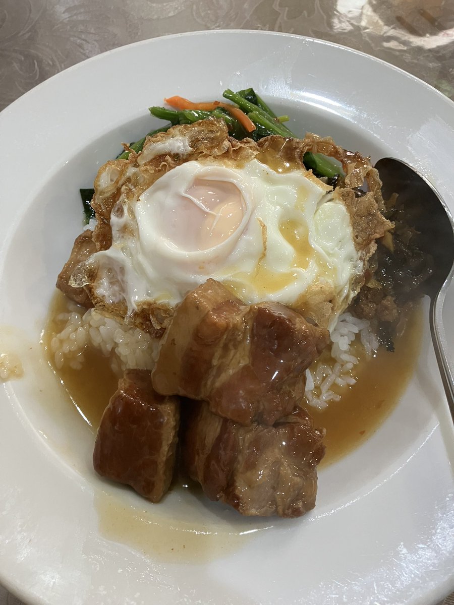 CDCOvBgEdJ5FaJc's tweet photo. 新高円寺駅近くのベトナム料理屋さんにて。

角煮丼ランチ
ピリ辛のサラダと味噌汁付き900円

数年前より角煮が減った気もするけど、青菜の炒め物やチャツネみたいなピリ辛のとまぜて食べると幸せ💞

店の名前が読めないと思ったら、フリガナ入ってた😅

 #ドゥーイージョン
 #新高円寺 https://t.co/MpfDNHV2kY