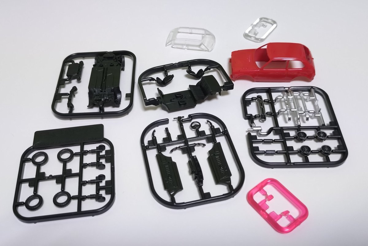 ガチャの1/64シビックプラモを組むなどした
小さいながらもハセガワ製なだけあってパーツの噛み合いが良好でいいキットでしたね