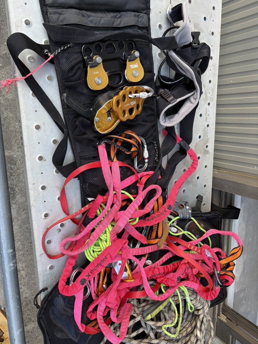 ようやく時間できのでこないだ、イノシシ空中散歩させた機材のチェックと片付け！
個人で何やっても良いと思うけどある程度は、知識持たないと怪我するので知りたければ3月のロープ講習に来てくださいね〜