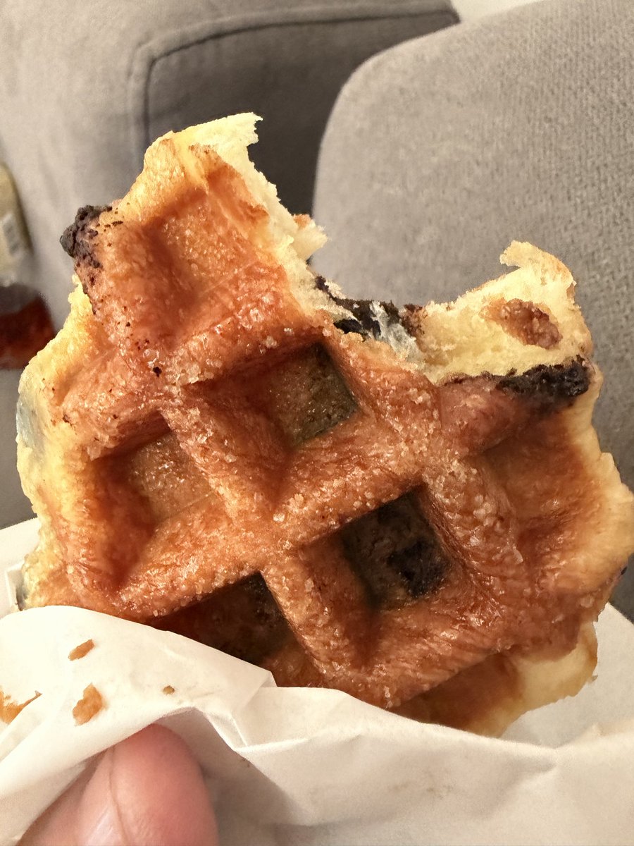 日本で暮らしてたら絶対食わない
ワッフルです

彼女でもいたら
恐らくローカルフード食うたり
すると思うのですが

今だに食うたことがありません

知らんおばあちゃんが握ったおにぎり位
抵抗があります

フィリピンに来てから
いろんな女性は近づいてくるように
なりましたが