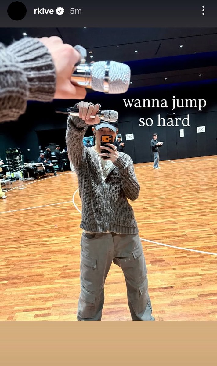 He is so sexy and he knows it 😮‍💨
I love a confident man ( Kim Namjoon)