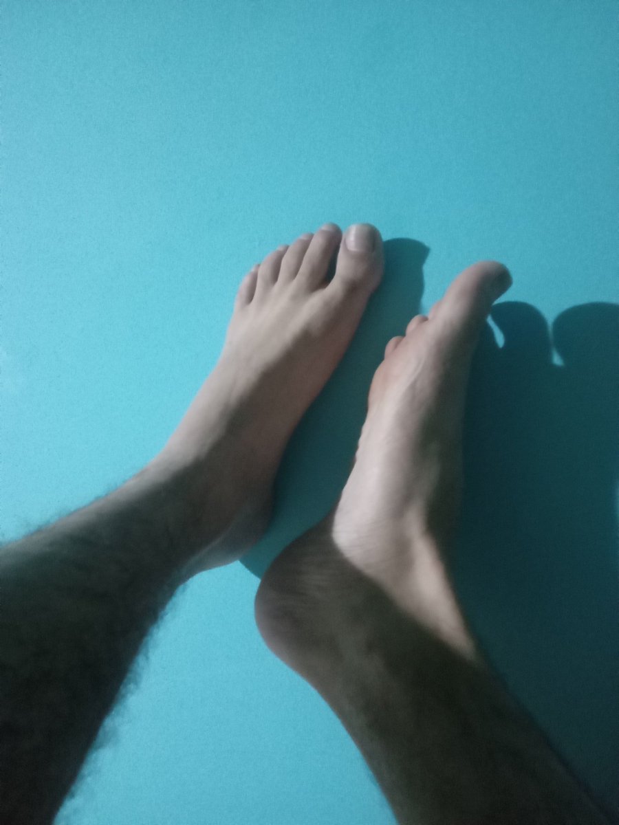 atv21cmsafado's tweet photo. @atv21cmsafado pé pequeno número 38 mas só o pé é pequeno  porque a piroca é grossa cabeça rosa bem branquinho 21cm https://t.co/43d5dQruzv