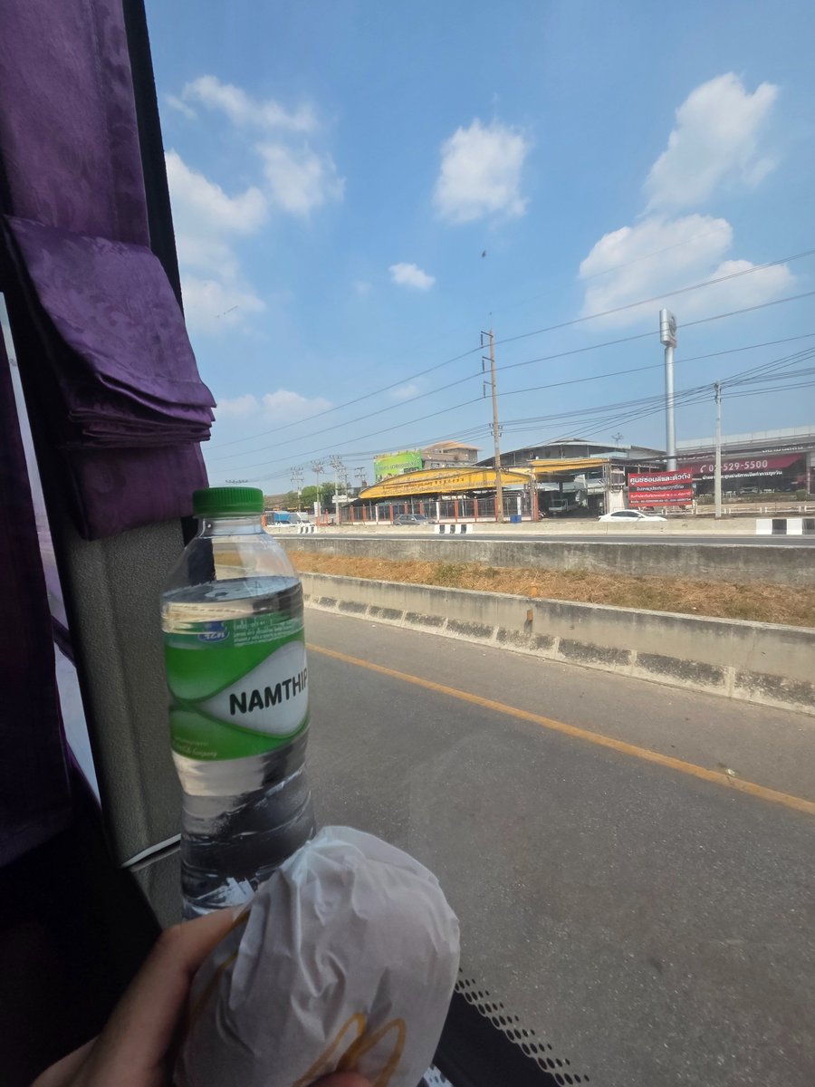 _tomisuke's tweet photo. 1200円のバスでバンコクから250km離れたコラートという町へ。

エアコン付きの3列シート
添乗員さんがいて、なんと水とMacをくれた。どういう採算? https://t.co/DVJyd8W6j4