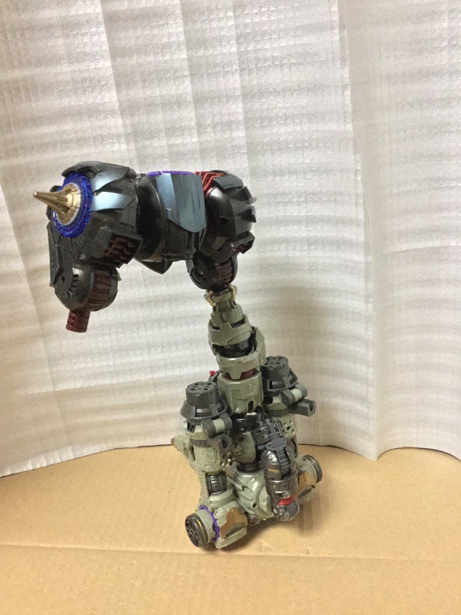 ワルダーロボの太くて大きい足を試作。ギガンターが入手困難なのもありますが、まあヴァジュラとガイストが複数あれば別に良いかなと…。ギガンターが色違いでも再版されないのはワルダレギオン始動で一旦リセットでもされてるんですかね。
#ダイアクロン