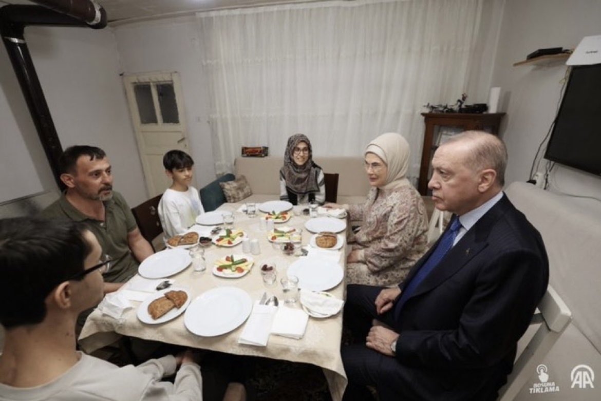 Hergün,doğalgaz bulduk dedikleri ülkenin sobalı evinde fotoğraf vermek 
Kötü pr