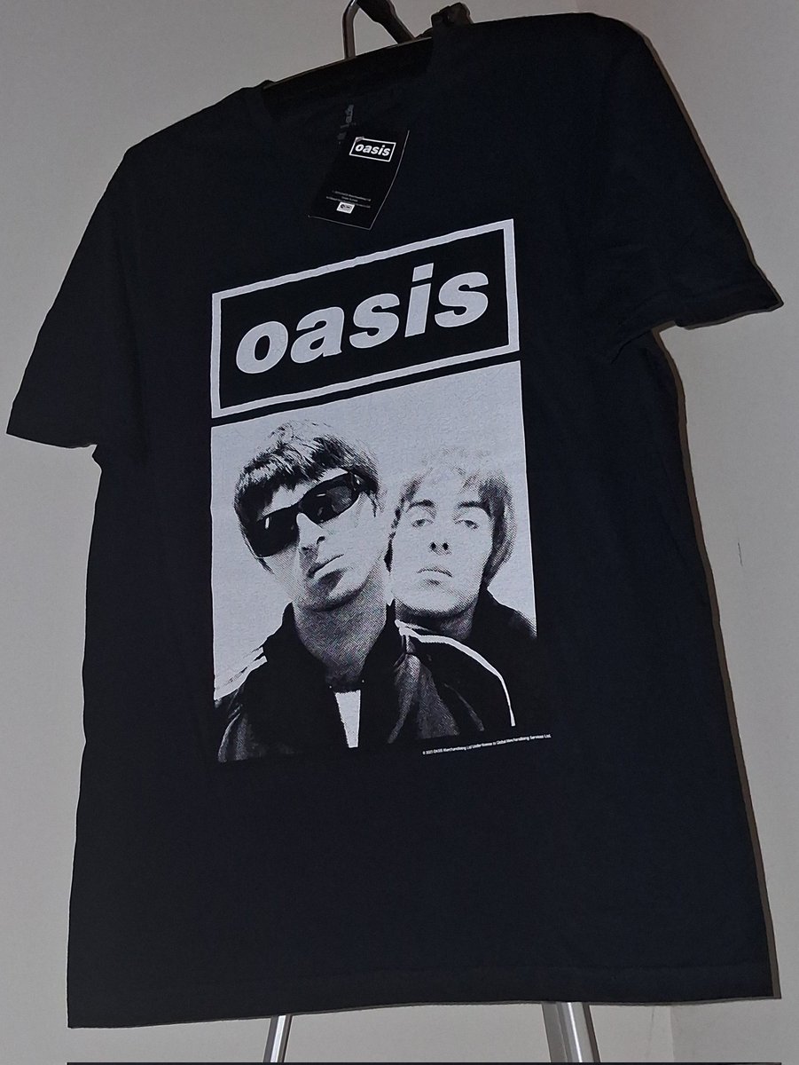 Official merchandise for the iconic British rock band Oasis, featuring a "Noel &amp; Liam Boxed Photo" design.

#Oasis #RockstarCity #JajanRock