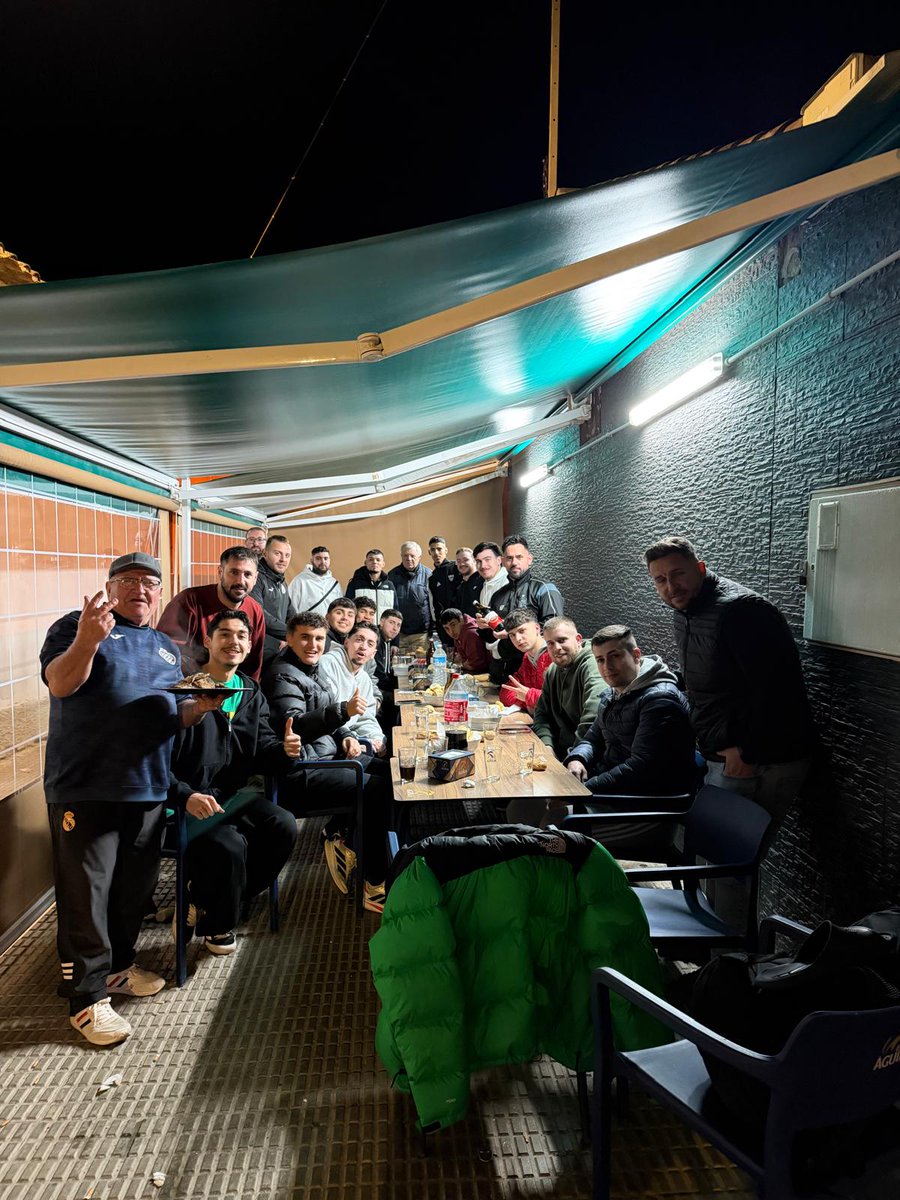 Cena del equipo para coger fuerzas de cara al derbi del domingo.
⚫️🔴🏴‍☠️⚽️💪