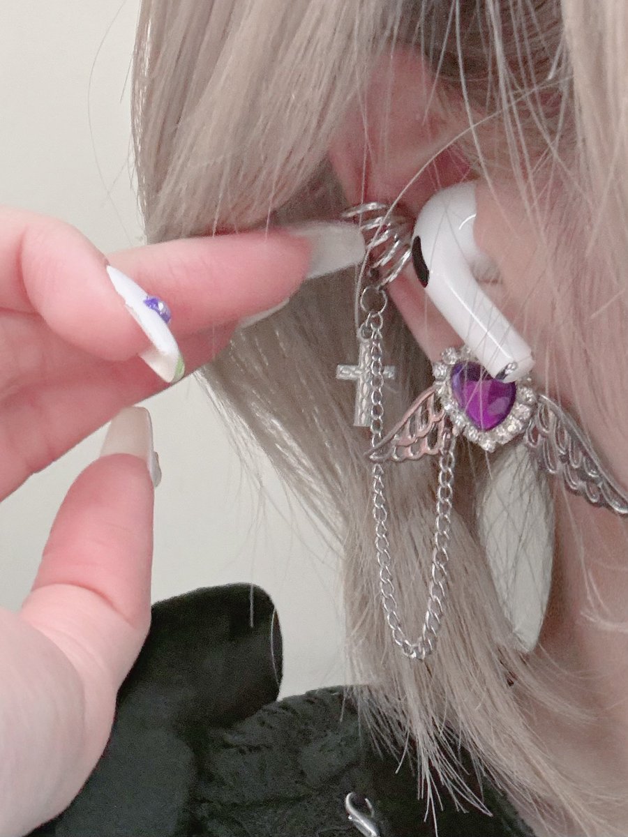 今日は真っ黒厨二コーデ✝️
5億年前に買った #EATME まだ着れた
ブーツは天才ぽよちゃんの #Lovilyn
ピアスは前にじゅんがめちゃ褒めてくれたやつ✝️（そしてなぜかアニメ！アニメ！言われた）（？）

服がカビているように見えるのは鏡の汚れです掃除してください