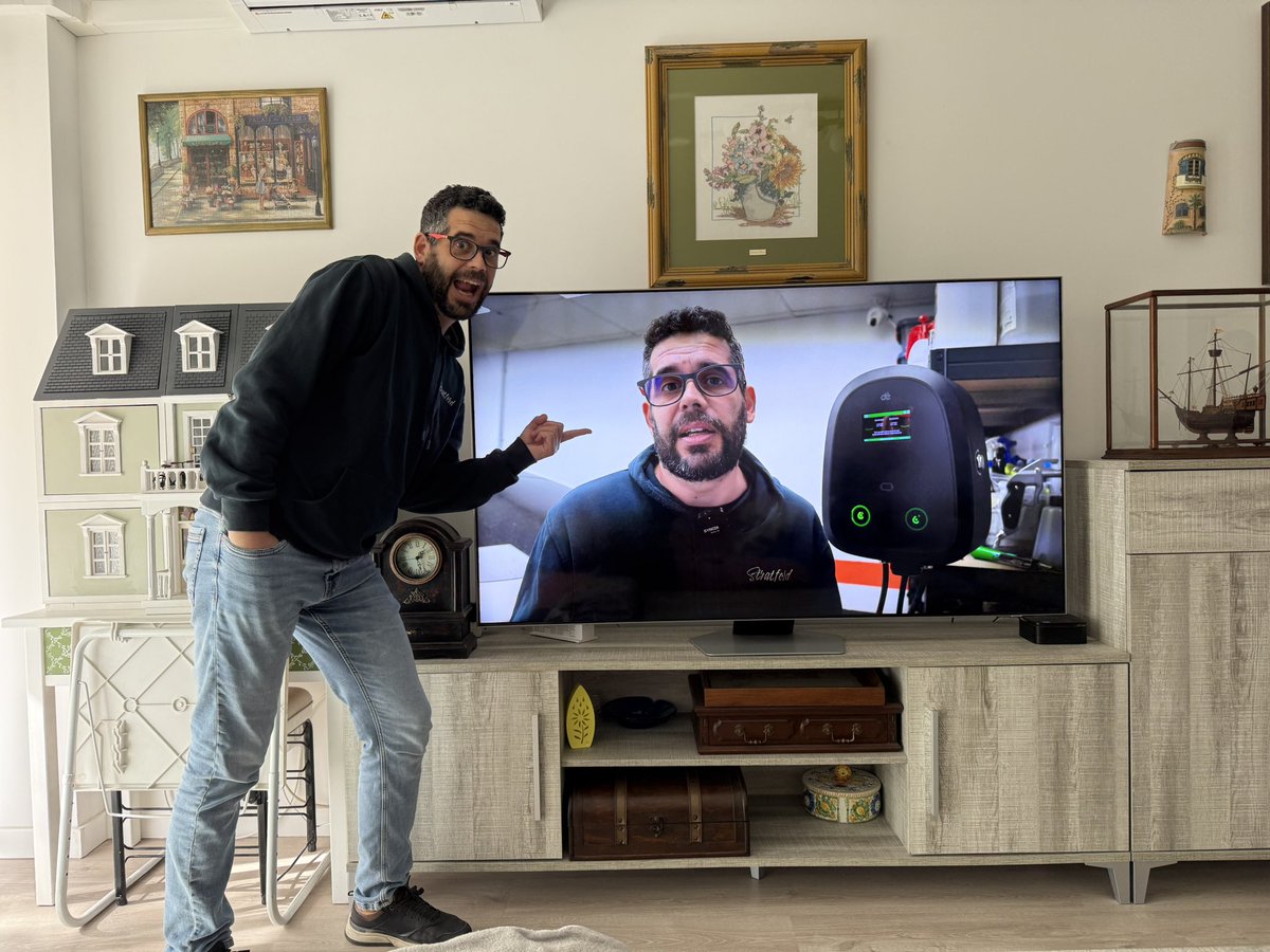 😅😂 es gracioso verse uno mismo en la tele 😂😂😂😂😂 último video publicado de Cargador Dual monofasico de 7kW. Carga dinámica si le pones una pinza con tu instalación. Carga dinámica entre mangueras de manera nativa, programación, bloqueo por App, RDFI, libre. Ideal para 2 VE