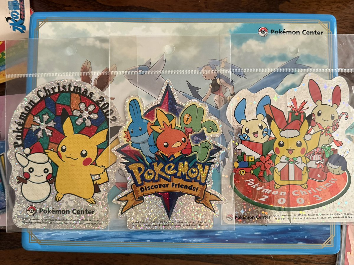 見る角度によってレインボーカラーになる3枚とジラーチのシール