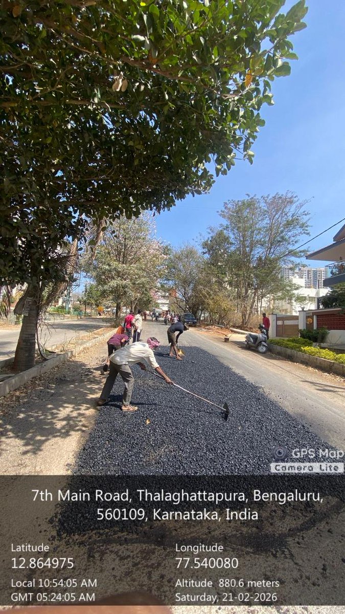 comm_blr_south's tweet photo. Safety first! 🚧

​BSCC is currently attending to bad reaches in Judicial Layout. We’re fixing the gaps to ensure smooth vehicle movement and enhanced safety for all residents.
​Drive safe, Bengaluru! 🚗💨

​#BSCC #JudicialLayout #BengaluruRoads #PublicSafety #NammaBengaluru https://t.co/bmLImsPX6U