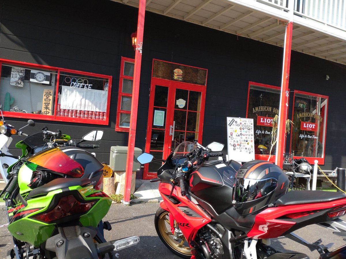yukicansan_'s tweet photo. 午前中は家の片付けしてたけど天気の良さに昼から片付け放棄🏍️=3
昼ごはんを家で食べてしまったのでライオットさんで☕頂きました🤭
#ライオット　#奥津湖　#ねこ https://t.co/FsNtNULtD9