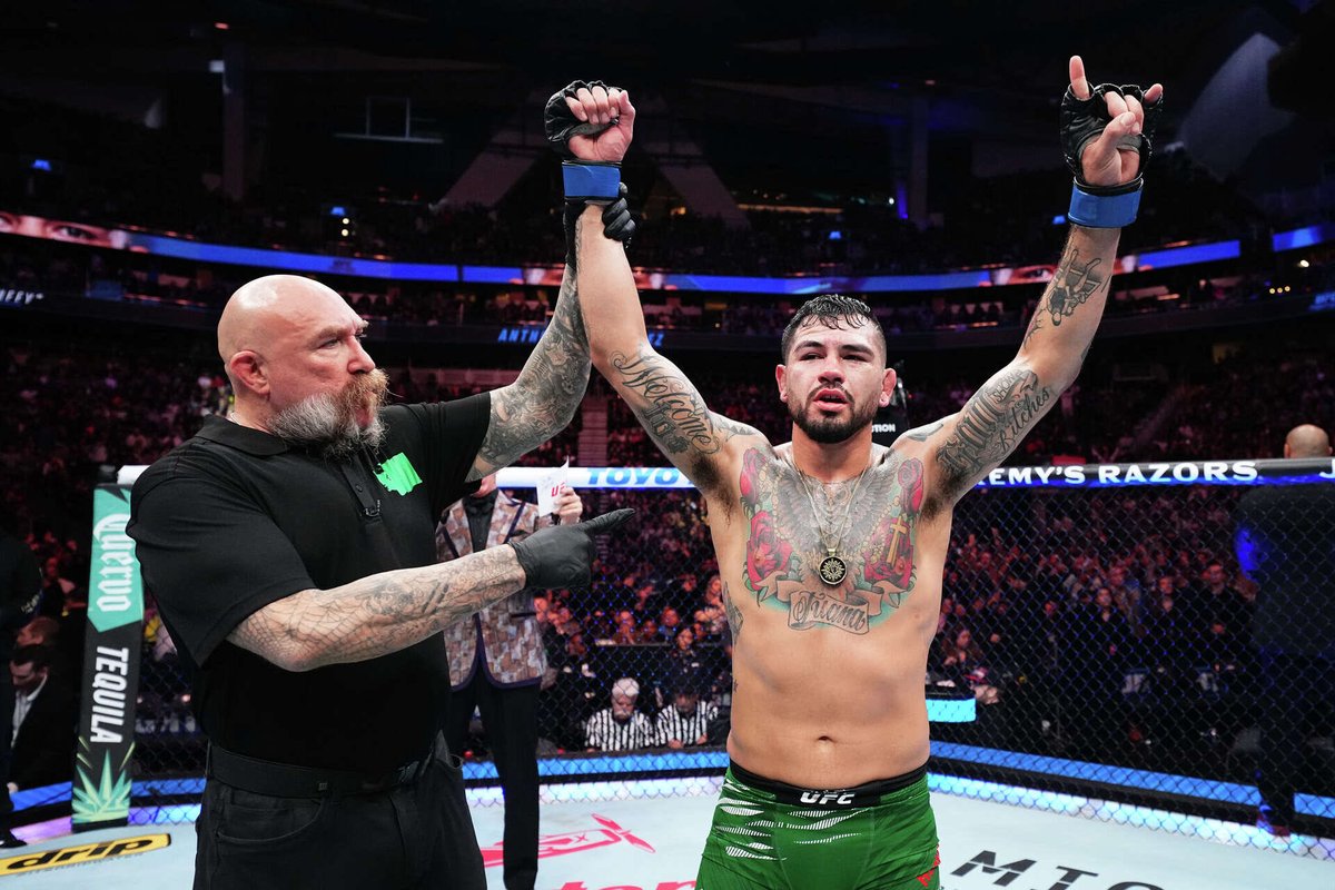 PicksWithEnergy's tweet photo. #UFCHouston Plays 🥊

2U Edwards ML + Hernandez ML (-133) 
2U del Valle ML + Costa ML (-127) 
1U Brahimaj ML (-110) vs Soriano 
1U Idiris ML (-130) vs Osbourne 
1U Leal ML (-140) vs Chidi 
1U Delija ML (-125) vs Spivak 
1U Costa by Dec (-125) vs Ige 
1U Hernandez by Dec (+140) vs Strickland