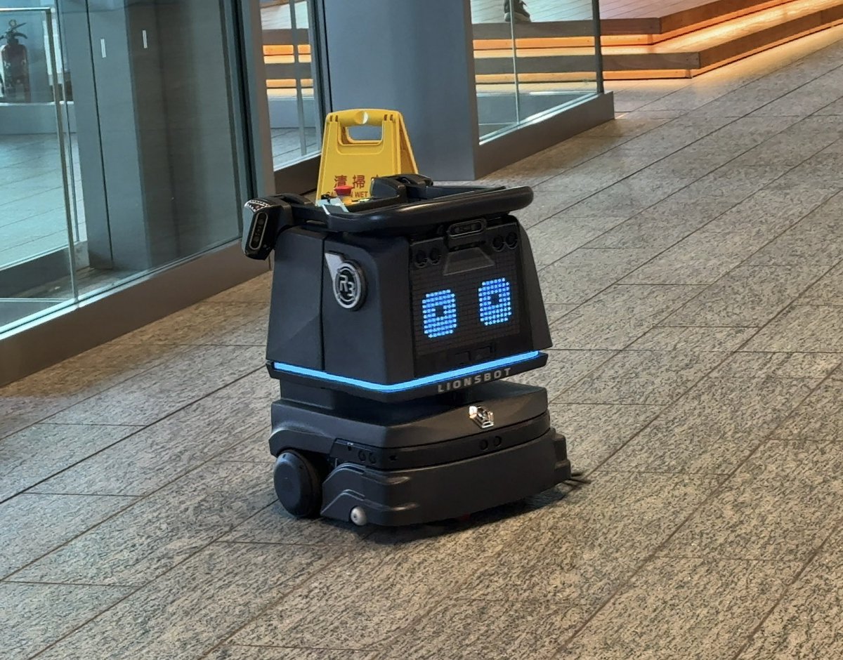 ルンバみたいなロボ。
ひたすら綺麗な床を掃除してるぞ。