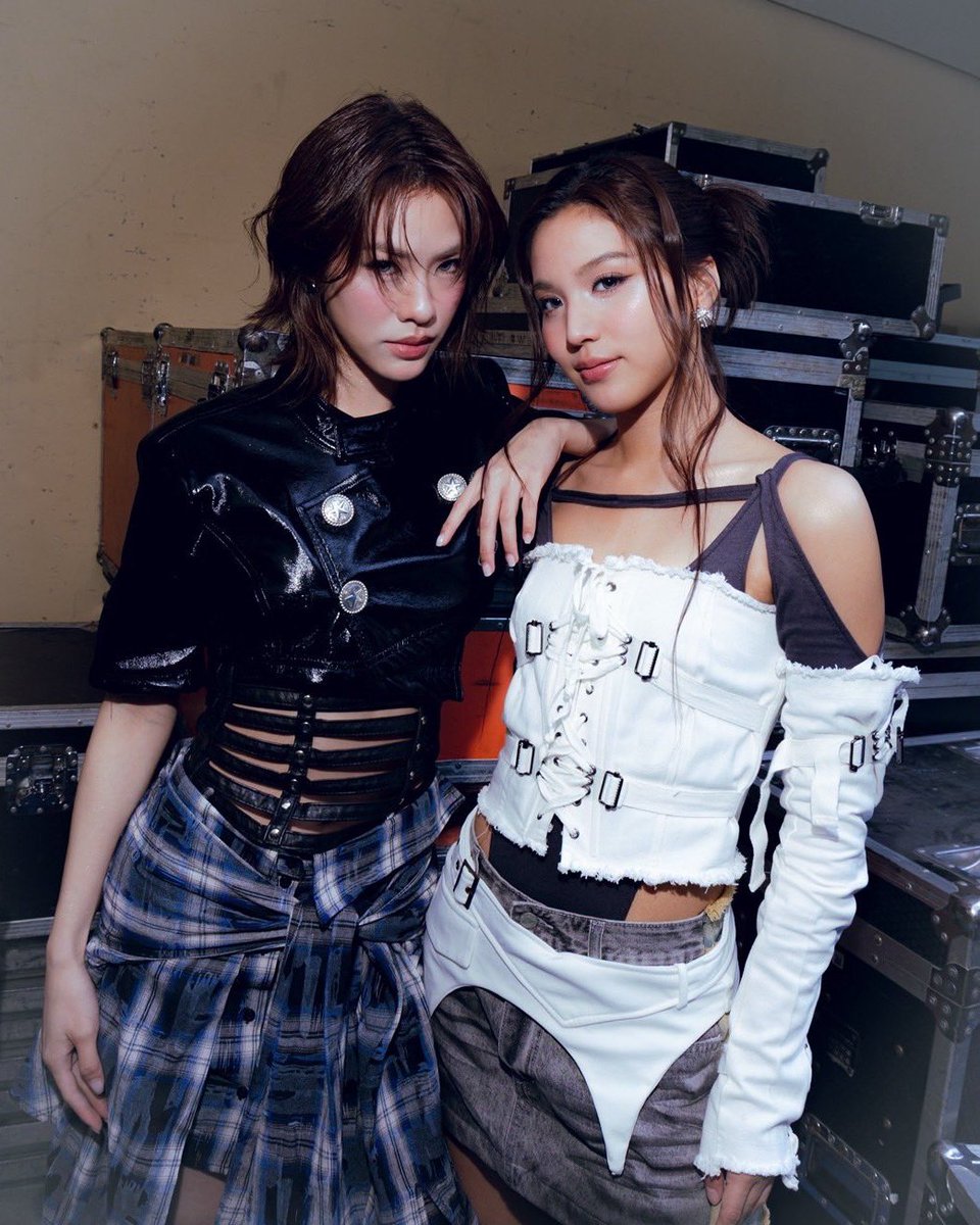 they look so fine I'M DYING EMIBONNIE 1ST TIME IN MANILA