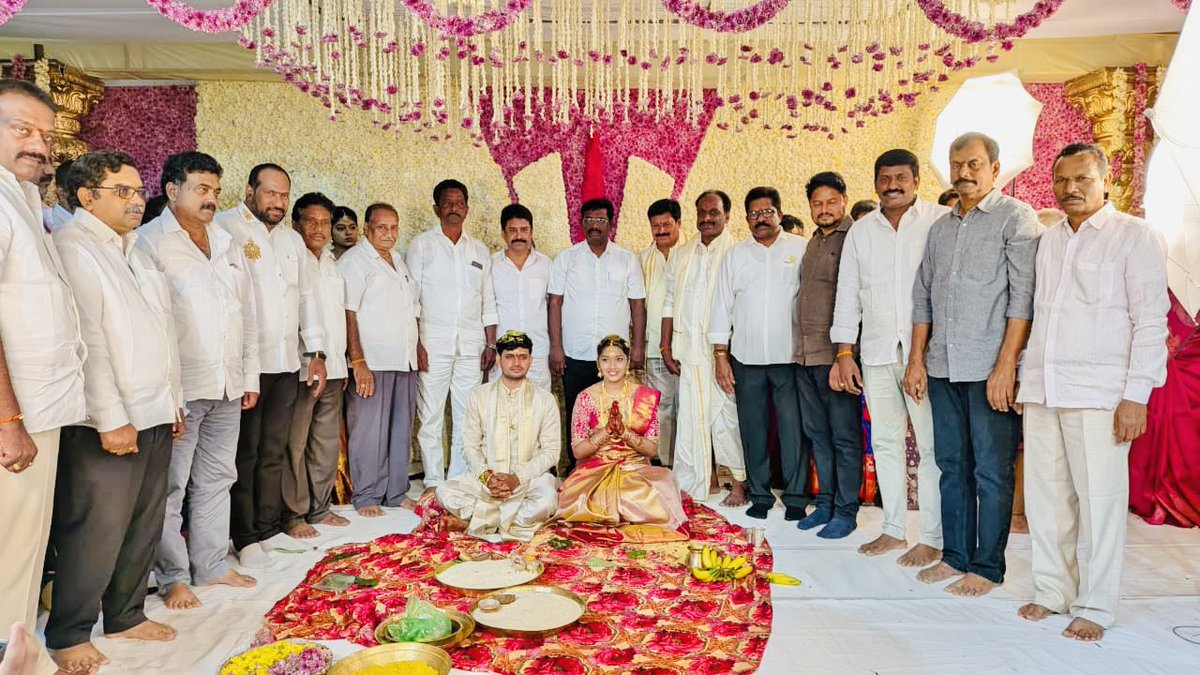 అల్లవరం సత్య కస్తూరి కన్వెన్షన్ లో జరిగిన ప్రముఖ జర్నలిస్టు బోళ్ల సతీష్ కుమారుడి వివాహానికి హాజరై వధూవరులను ఆశీర్వదించటం జరిగింది 

#wedding #weddingceremony #WeddingCelebrations #Jernalist