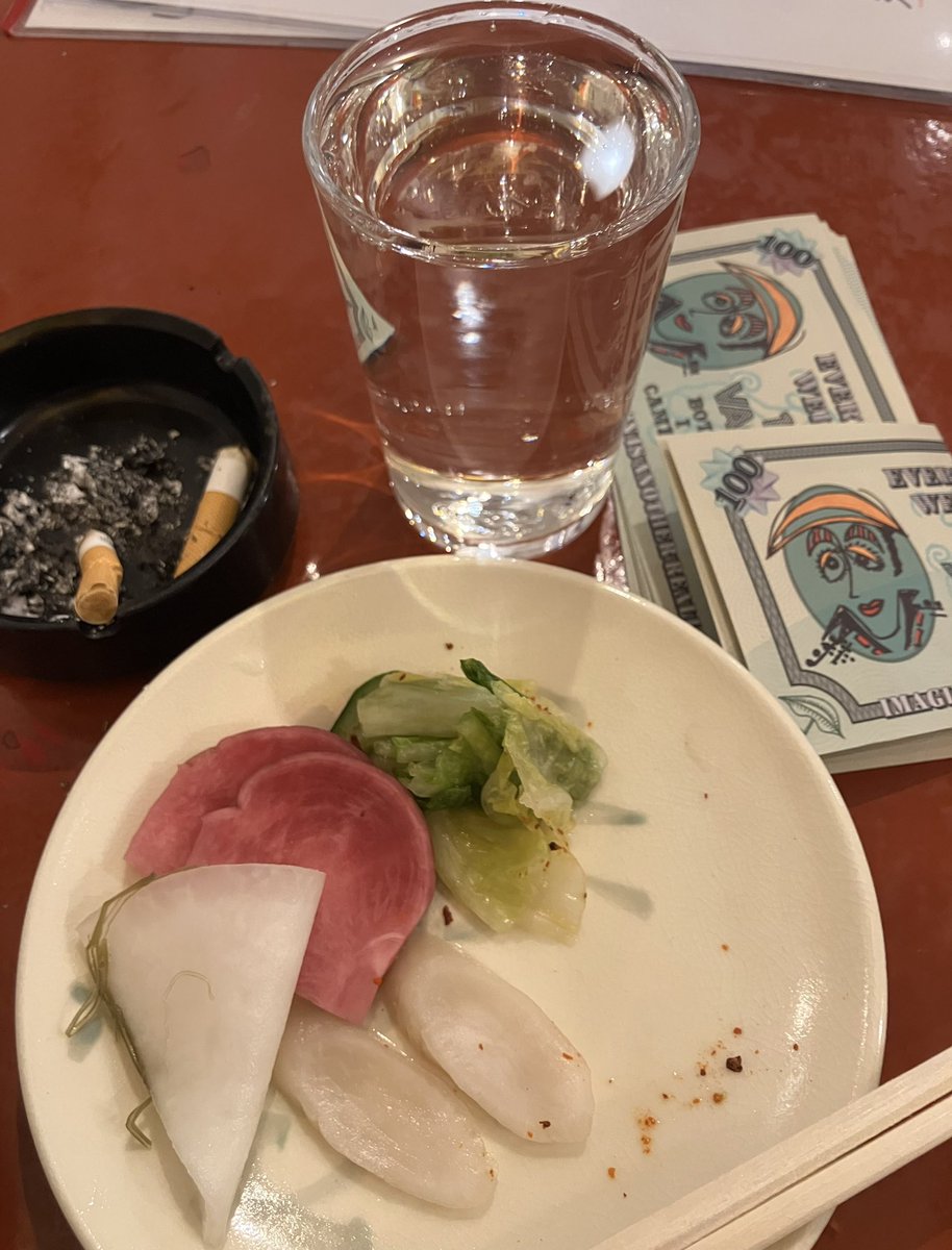 京都来たで毎度の錦市場の漬物屋立ち飲み
漬物で一杯、二杯・・・沁みる😋