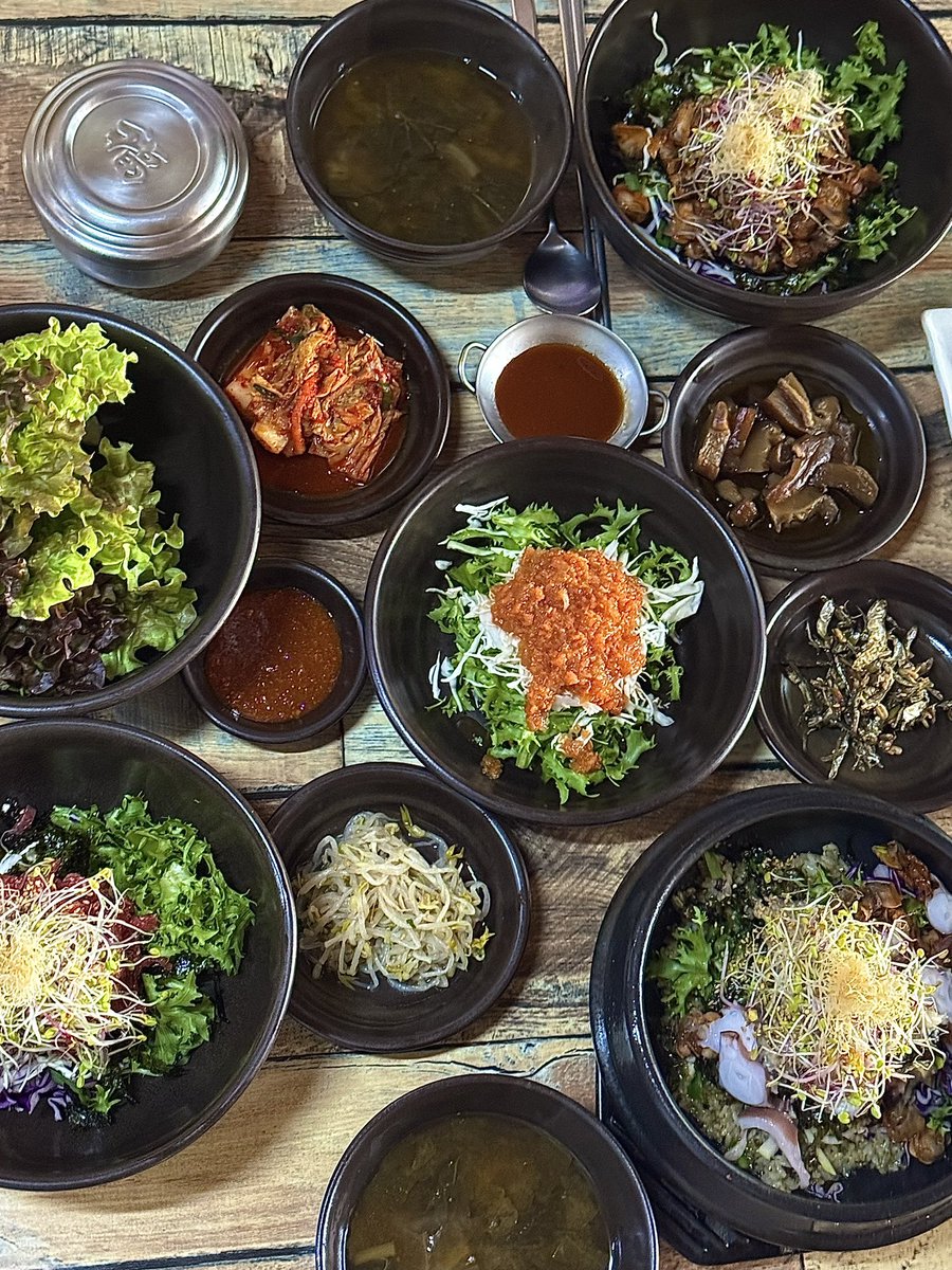 seomjaya1129's tweet photo. 📍경주 경춘재
불국사 근처 비빔밥 맛집💕
비빔밥 상추에 싸먹으면 또 색다른 맛이지요
육회랑 꼬막비빔밥 강추!!
한 그릇 싹싹 긁어 먹었더요 ㅎㅎ
견과류 들어가니 못 먹음 미리 말씀하셔요!
전 중간중간 씹는 맛이 있어 좋았네염 https://t.co/IfOXQQaJVN