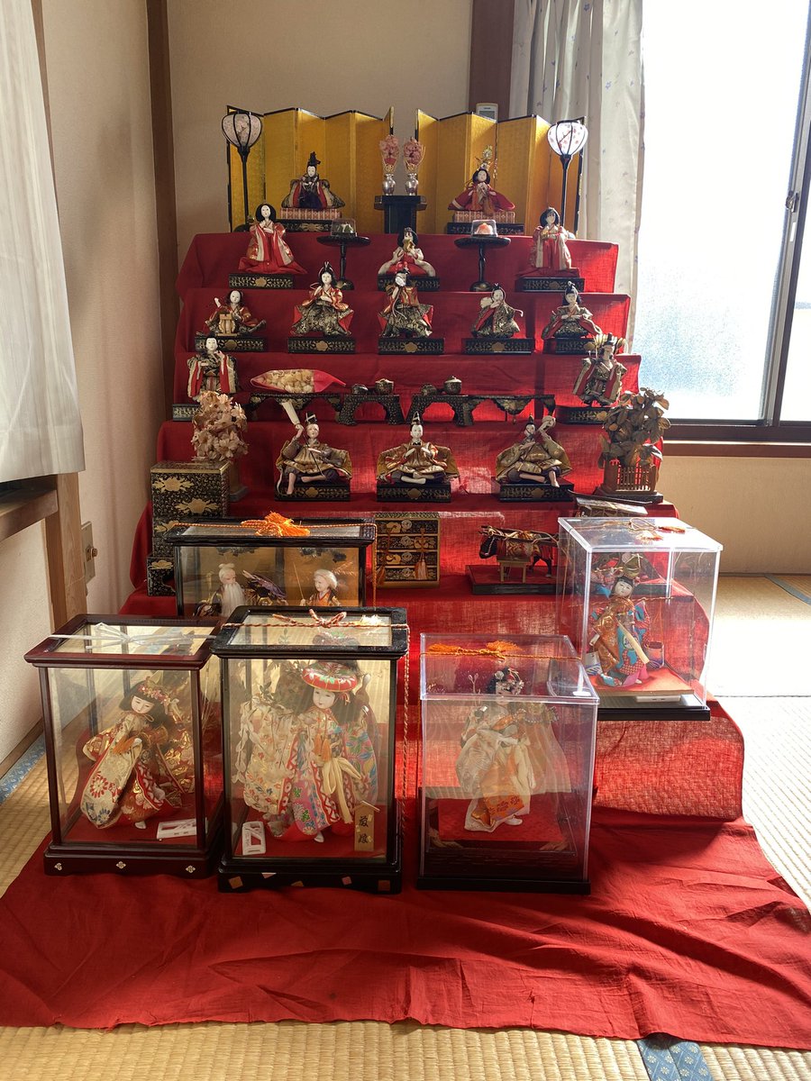 今年も雛人形を出した☺️🎎 ←60年物 →私の雛人形(下の日本人形は妹の…)