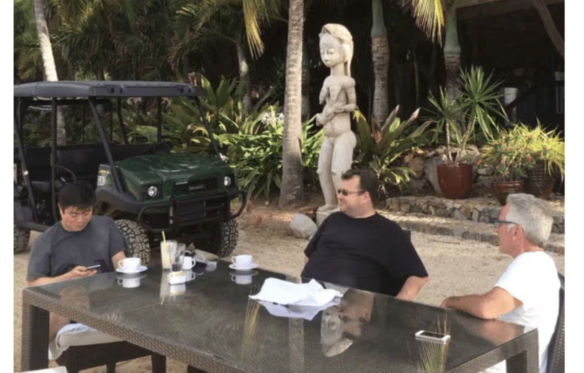 pondebekkio's tweet image. ついにエプスタイン島に上陸した日本人の写真が出たのか。しかし後ろの銅像がまた…