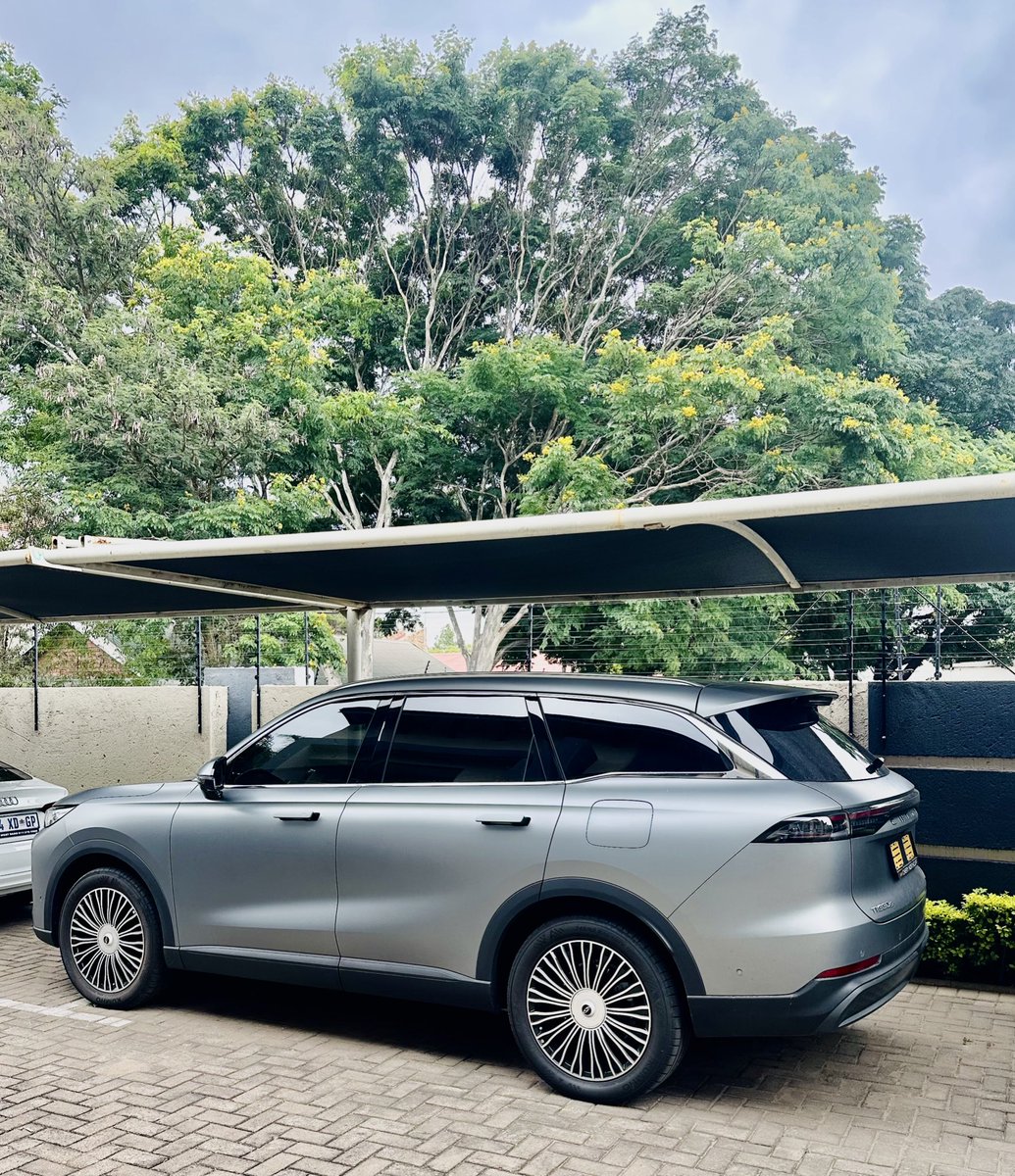 I’ve been driving this car for the past 3 days and oh man what a smooth ride &amp; technology on fleek ✊🏽