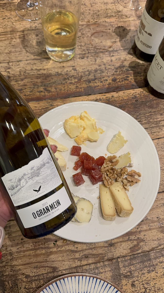 gardenia_nala's tweet photo. Sale un rayo de 🌞 en Madrid y nos vamos a @taberna__laredo
•
Miguel que está en modo #cataporparejas nos pone dos vinos blancos maravillosos para ir calentando motores.
•
Plácet y O Gran Meín🖤
•
•
#tabernalaredo #losvinosdeldía #vilaviniteca #madridysol https://t.co/SbVVn35xgZ