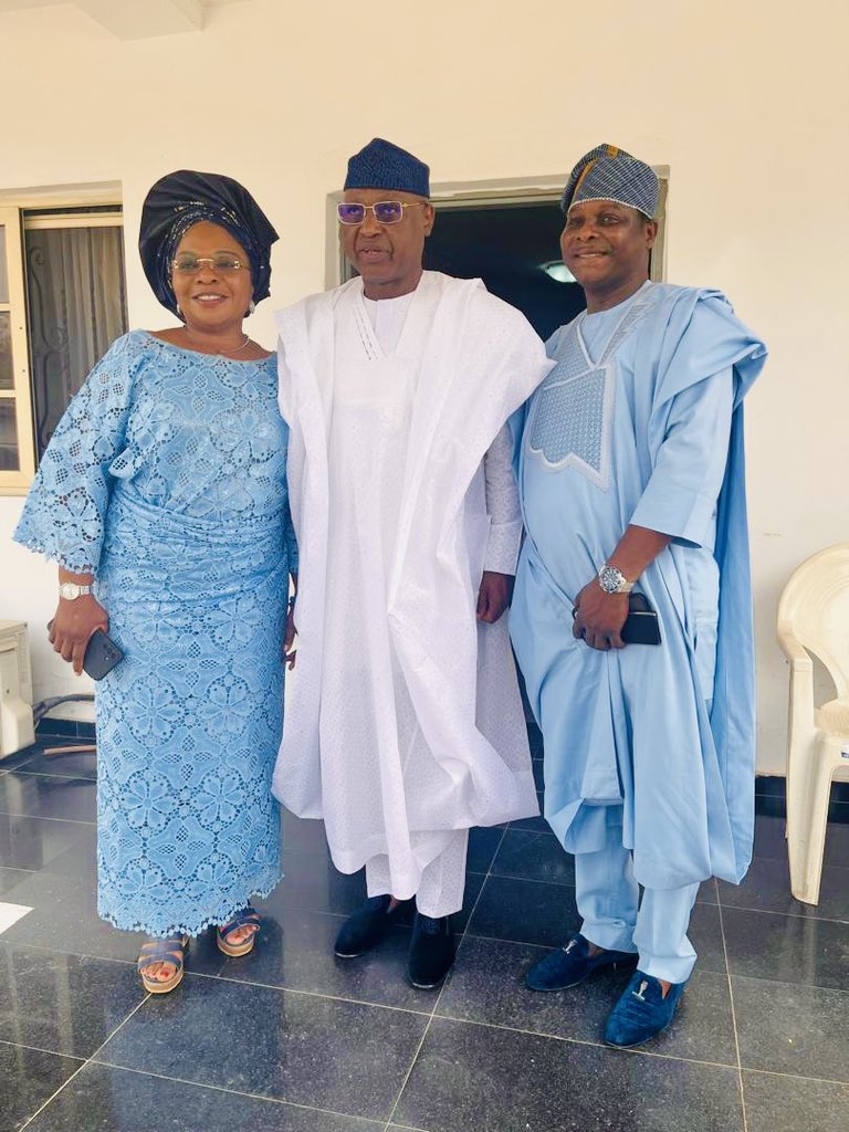 After attending the burial ceremony of the mother of Amb. Eniola Ajayi, I paid a courtesy visit to H.E. Otunba Niyi Adebayo at his country home in Iyin-Ekiti, alongside H.E. Gov. Biodun Oyebanji.

Unity, respect for leadership, and continued collaboration for Ekiti’s progress.