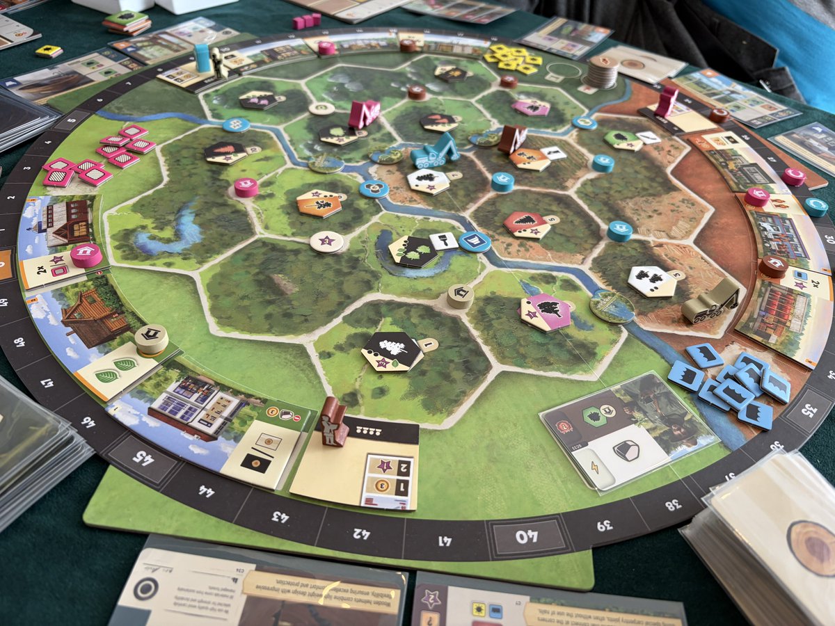 CelestialCrownC's tweet image. 2026/1/25
#荏原町将棋センター:#Forestry
成長性A←4人戦
樹を切って乾かして削ってニス塗って卸すためのAPアロ。集めた要素で資源を足らし、強烈な手番数の少なさをなんとかしたい。
契約やカードの取り合いはあるが、位置取りや作業計画でどうにか出来る。地味な積み重ねが好きなら刺さりそう。