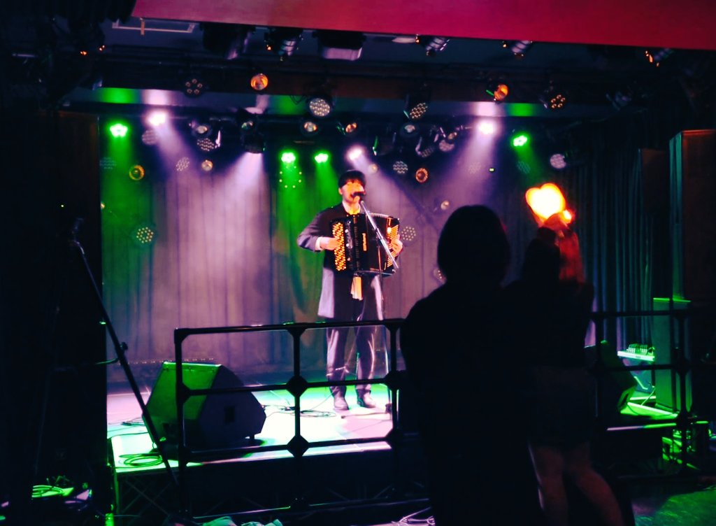 Kammuri4's tweet photo. ライブ終わりましたっ！
只今帰路ですっ！！
2カ月ぶりのライブで、緊張しましたが何とかなりました✨

差し入れのタキシードサムで唇を潤わせますわっ🐧

皆様改めてありがとうございましたっm(__)m https://t.co/xFDYxR0tG8