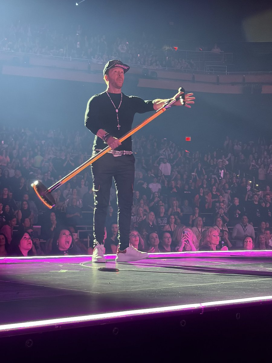 lovesunflower18's tweet photo. NKOTB in Vegas!  #nkotb @DonnieWahlberg .   Amazing https://t.co/S2ubdLzON0