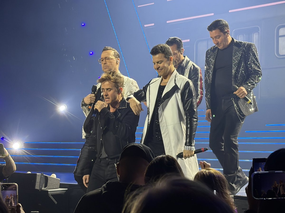 lovesunflower18's tweet photo. NKOTB in Vegas!  #nkotb @DonnieWahlberg .   Amazing https://t.co/S2ubdLzON0