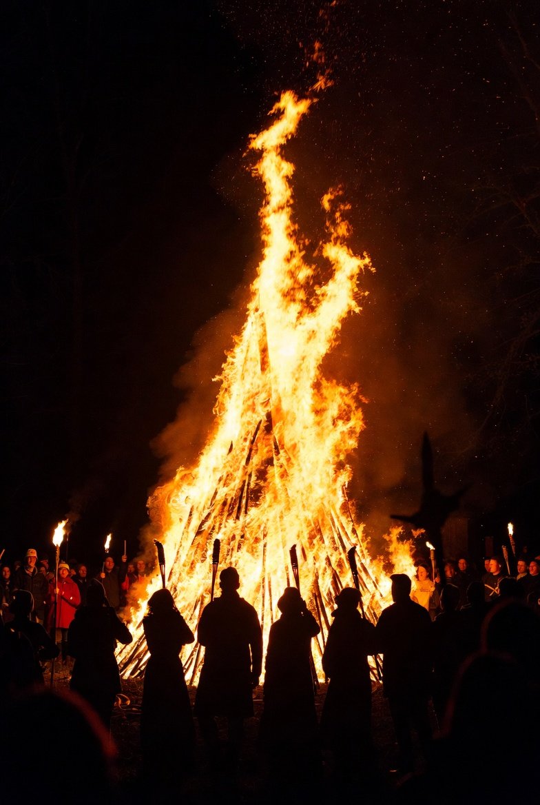 Am 21. Februar werden in Schleswig-Holstein 🇩🇪 auf den Inseln Sylt, Amrum und Föhr, auf den Halligen und in weiten Teilen des nordfriesischen Festlandes alljährlich mehr als 60 Biiken entzündet.

Das #Biikebrennen ist ein gemeinschaftliches Feuerfest in Norddeutschland, mit dem